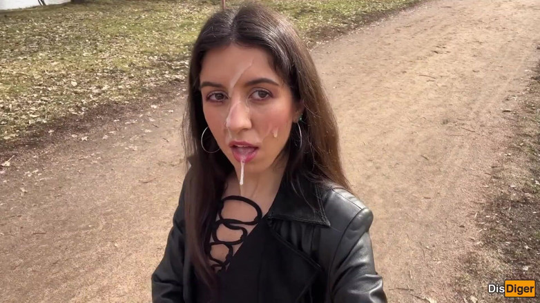 Dis Diger: 女の子の顔に射精して、精子に覆われた公園を歩き、人々にショックを与えることができるように - cumwalk