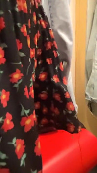 Dívka si vypracovala nákup přímo v šatně