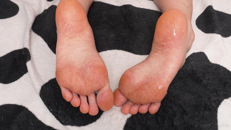 Vasya Sylvia: Ngón chân ngọt ngào và lòng bàn chân lấp lánh...