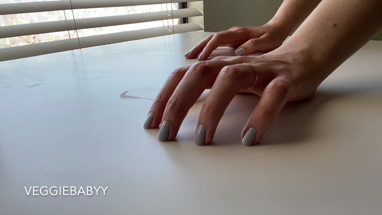 Veggiebabyy: Tapping My Painted Nails on a Table