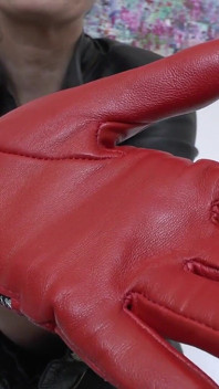 สาธิตถุงมือหนังสั้นและสูดกลิ่นถุงมือ POV, เลดี้วิคตอเรีย วาเลนเต้