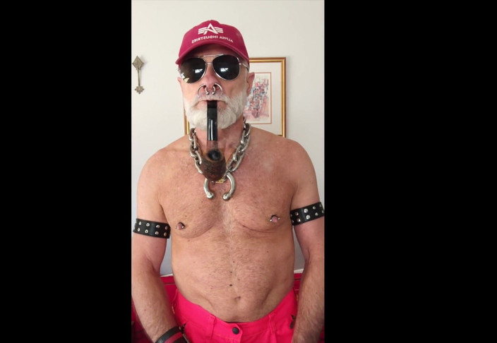 MusclesCigarsFFPig: Styvfar som röker hans pipa i Hej Viz Gear