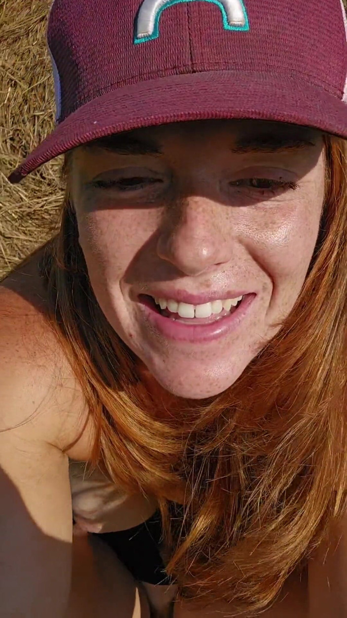 NaughtyRedFarmgirl: Руда шліфує ноги, сквіртуючи і трахаючи дупу