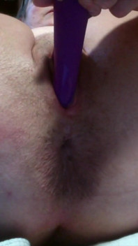 Hot MILF Zbliżenie Dildo Play z jej nową zabawką