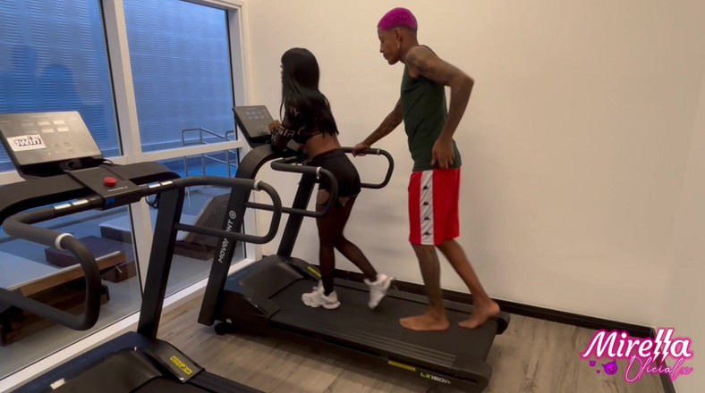 Mirellaoficialx: Yo la chica delgada y siliconada de Smart Fit