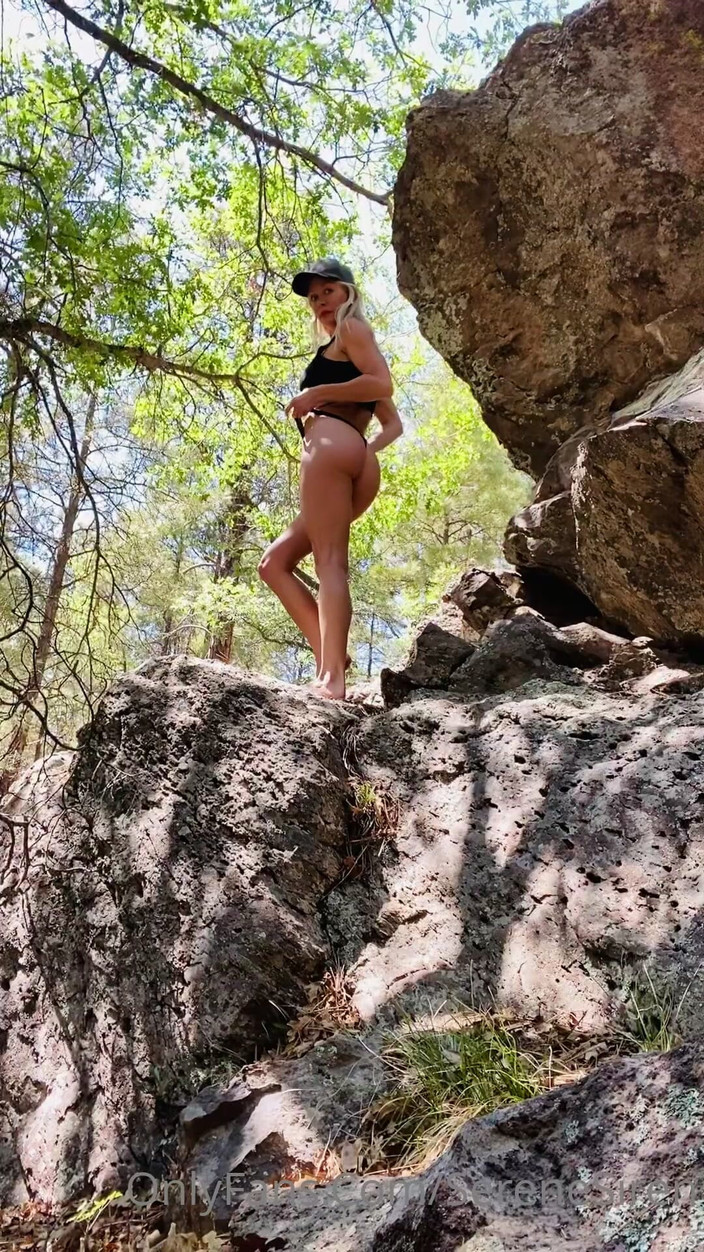 塞润妮·塞壬: 徒步旅行让我欲火中烧，所以我停下来射精！