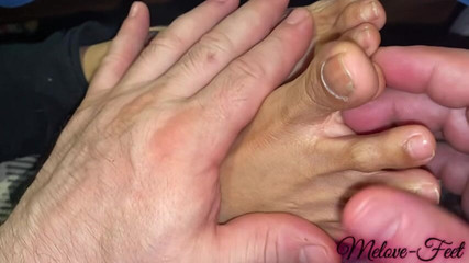 Naelor: Эти сексуальные маленькие ступни с длинными пальцами ног снова получают массаж