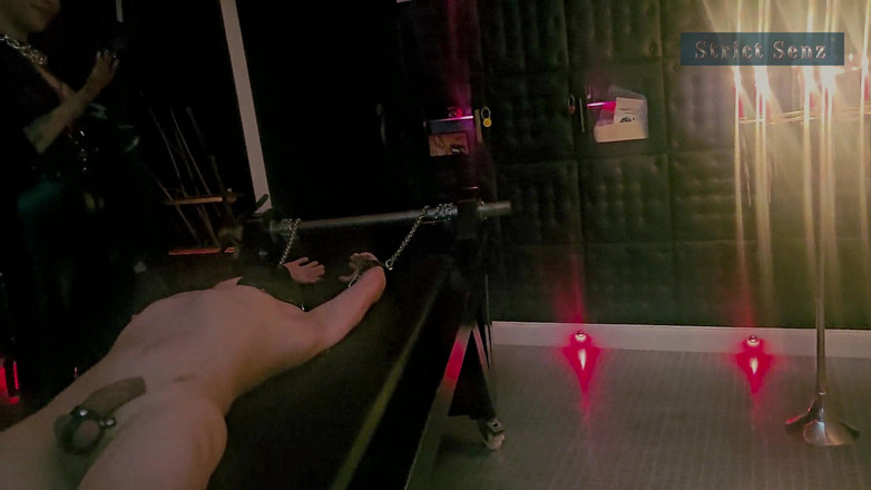 Strict Senz: Stina Stone लंबे नाखून गुदगुदी चेहरे पर बैठना मालकिन द्वारा रैक पर फैला भाग 1