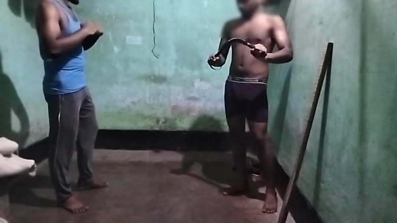 Desi Tits: Primeira vez de garoto da academia se masturba