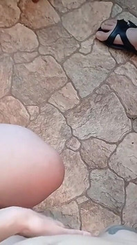 Tiga rakan asrama melancap pepek mereka dengan cara berisiko di dapur berkongsi