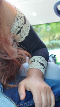 Exhibicionista seduce a milf para chupar y sacudir su polla en el autobús hasta que se corre