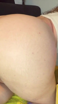 ぽっちゃりした女の子が巨大なディルドを膣に入れて大いに楽しんでいる!