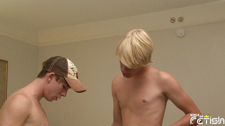 Gay Diaries: 饥渴的twy twink用大鸡巴给两个朋友口交并吞精