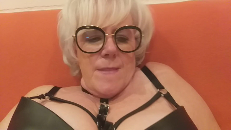 PureVicky66: Söt mormor sätter in en dildo med Relish