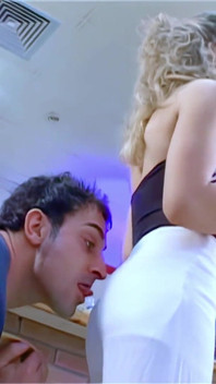 Axelle Mugler: He Gets Excited on the Buttocks of the Beautiful Axelle