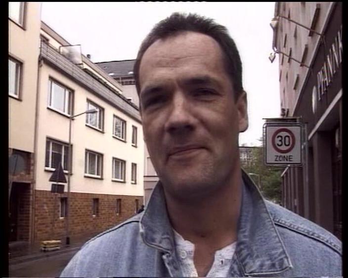 Deutsche Damen: Senhora alemã gosta de penetrar nos dois buracos