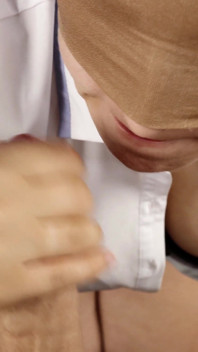 Tôi bú cu của bạn trên đầu gối của tôi