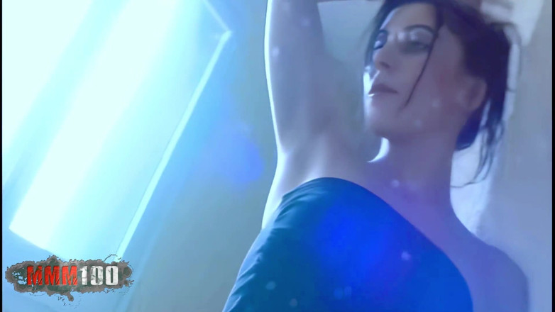 MMM100: Barbara-nux: Stor brunett Barbara Nux gör en het striptease