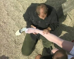 All you need to fuck: Gambe con le calze adorazione e spompina cazzo mascherato