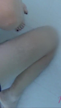 Mosto il mio cazzo davanti a una ragazza nella piscina pubblica e mi aiuta a masturbarmi - misscreamy
