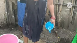 Rijpe vrouw giet graag water over zichzelf met kleren aan
