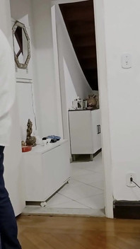 Șeful sosește și îi cere secretarei să-l sugă și să-l fută, în cele din urmă el ejaculează pe fața și sânii ei și ea suge totul