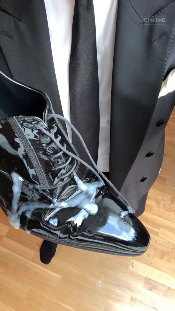 Master Shiny Shoes: Branlette en costume noir