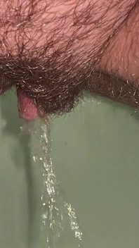 Teen Pees Beautifully