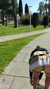 Minifalda Pública Sin Pantalones Con Tapón Anal