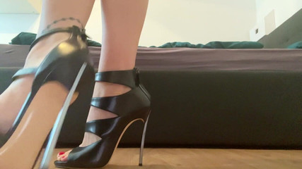 Lady Blackdiamoond: 顺从的脚仆 - 大脑