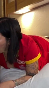 Nhân viên đưa mông để tăng lương