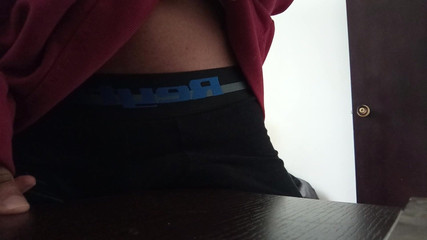 Un Loquito Mas: Eu me molha enquanto esfrego meu pau na mesa