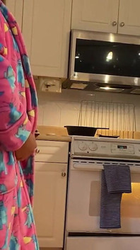 Cazzo fuori mentre il ragazzo di costanza si aggiusta il forno