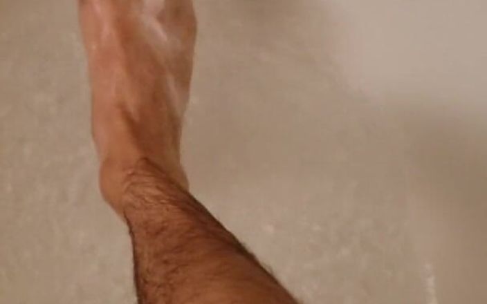 Z twink: सर्दियों में पैर धोना गर्म पानी