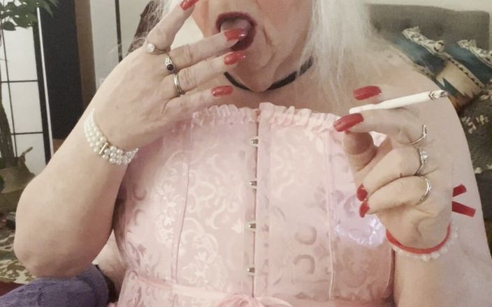 Constance: Meando en rosa y fumando
