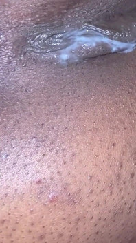 J’éjacule sur le gros cul juteux de ma demi-sœur
