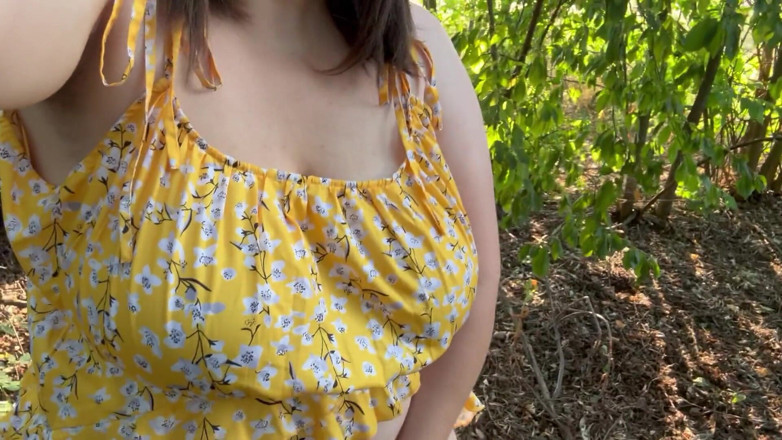 Milky Mari: Milf cachonda mostrando su coño peludo al aire libre y...