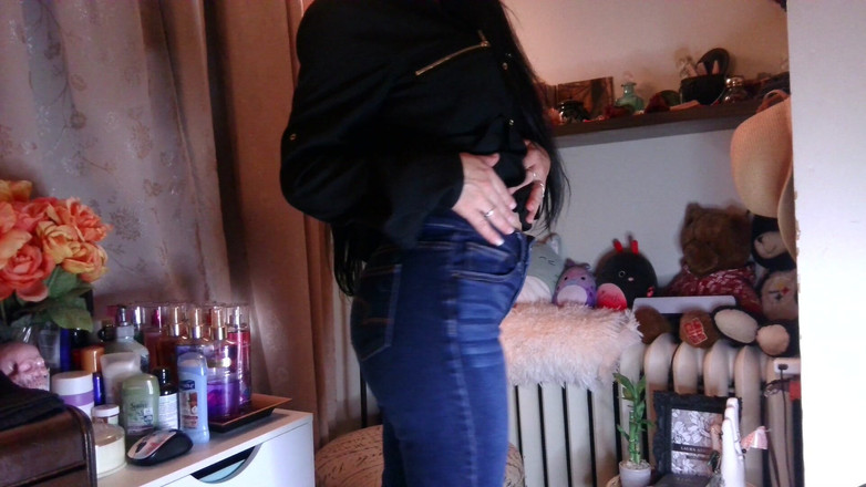 Raven Willow: Mein arsch sieht gut in jeans aus