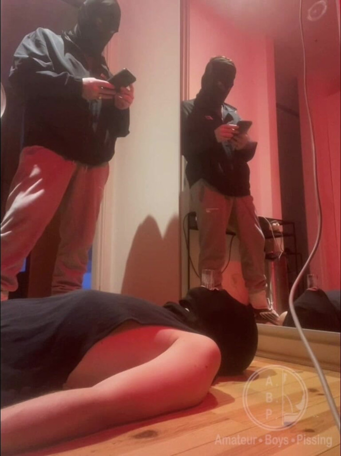 AmateurBoysPissing: Băiat amator se pișă într-un pahar ținut în gura prietenului său
