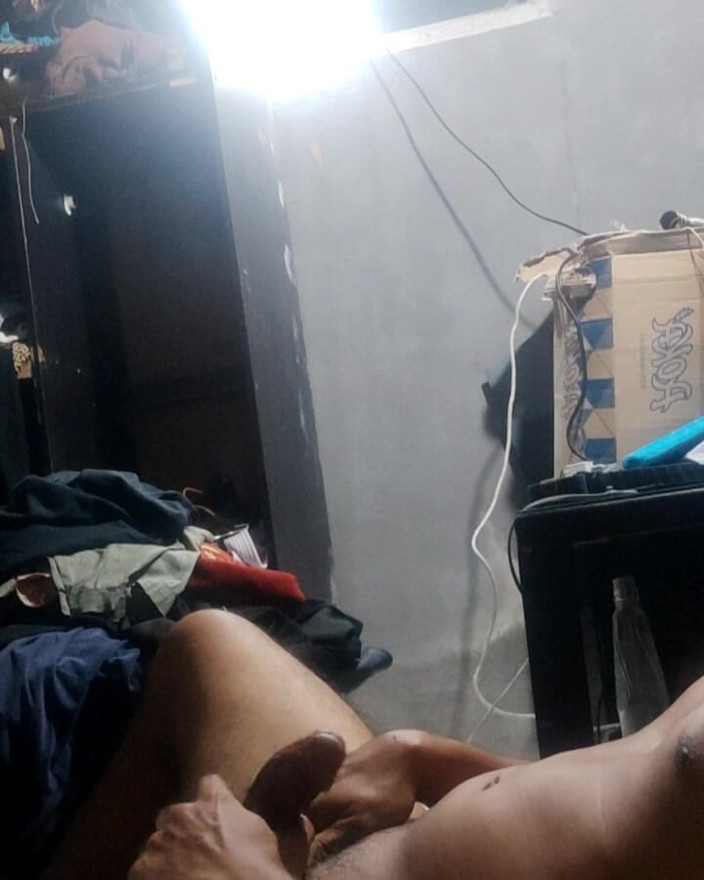 KontolVandem: मैं वापस अपने लंड के साथ खेलने गई और वीर्य की फुहार छोड़ी