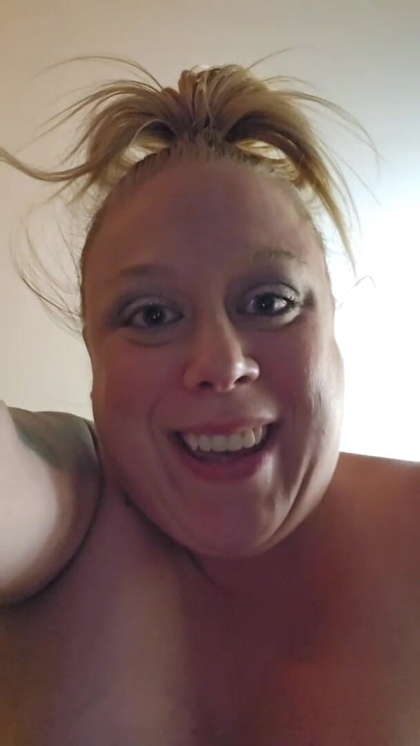 Jenn_sexxii: Sexy milfka brousí vsedě a šuká s velkým robertkem