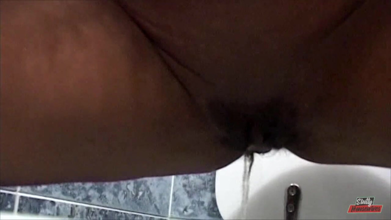Vere Casalinghe Italia.: Horny hairy chick takes a piss and gets anal bang