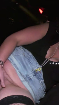 Soția curvă matură sexy Carly adoră să facă sex în public și să sugă pasionații de schimb de parteneri perverși