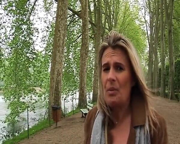 Planete Francaise: Máy bay bà già người Pháp tóc vàng ăn tinh sau...