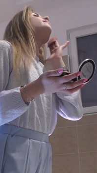 Super sexy flaca pequeña rubia universitaria muestra su coño mojado carnoso debajo de su falda corta