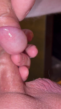 二つの未割りのペニスが一緒に遊ぶ - 包皮と包皮、亀頭から亀頭へ