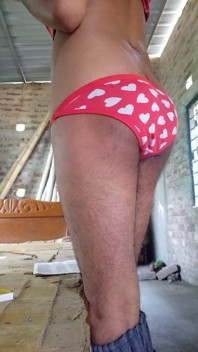 Ragazzo indiano arrapato indossa le mutandine rosse della sua sorellastra