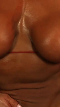 Grote mooie bodybuilder Amber berijdt de Sybian