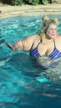 SSBBW, fille de la piscine