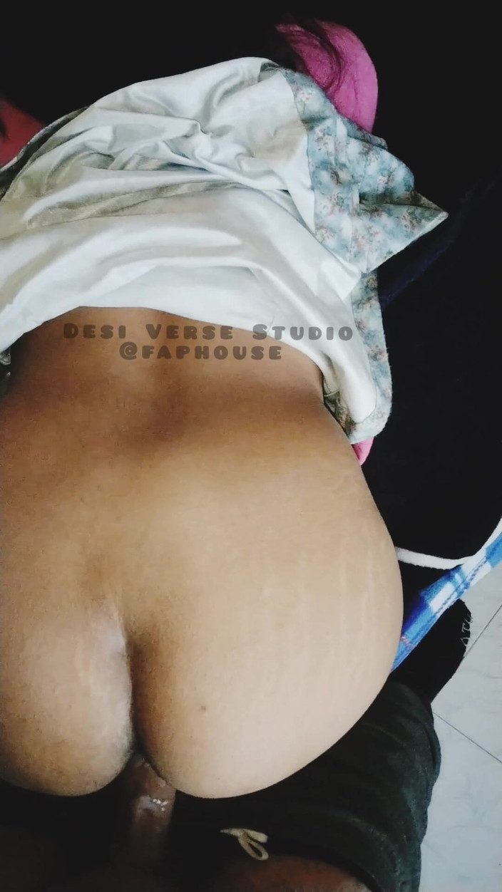 Desi Sex Slave: Hintli kadın telefonda domalarak sikişiyor